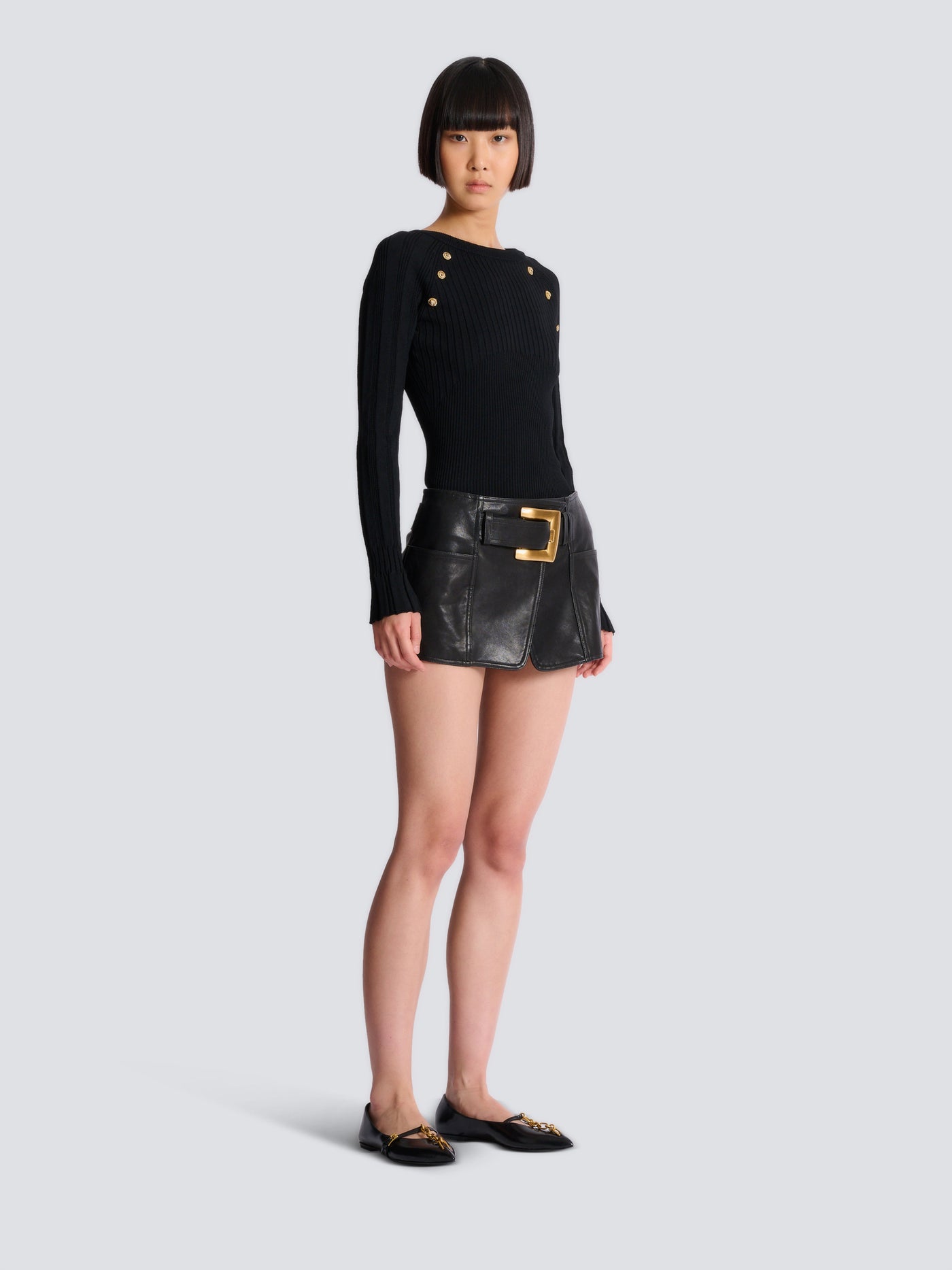 Jupe courte en cuir avec ceinture
