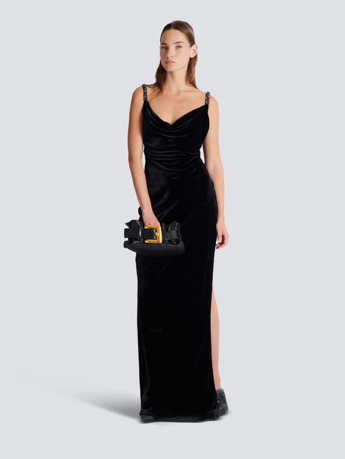 Vestido largo de terciopelo con tirantes y adorno de bisutería