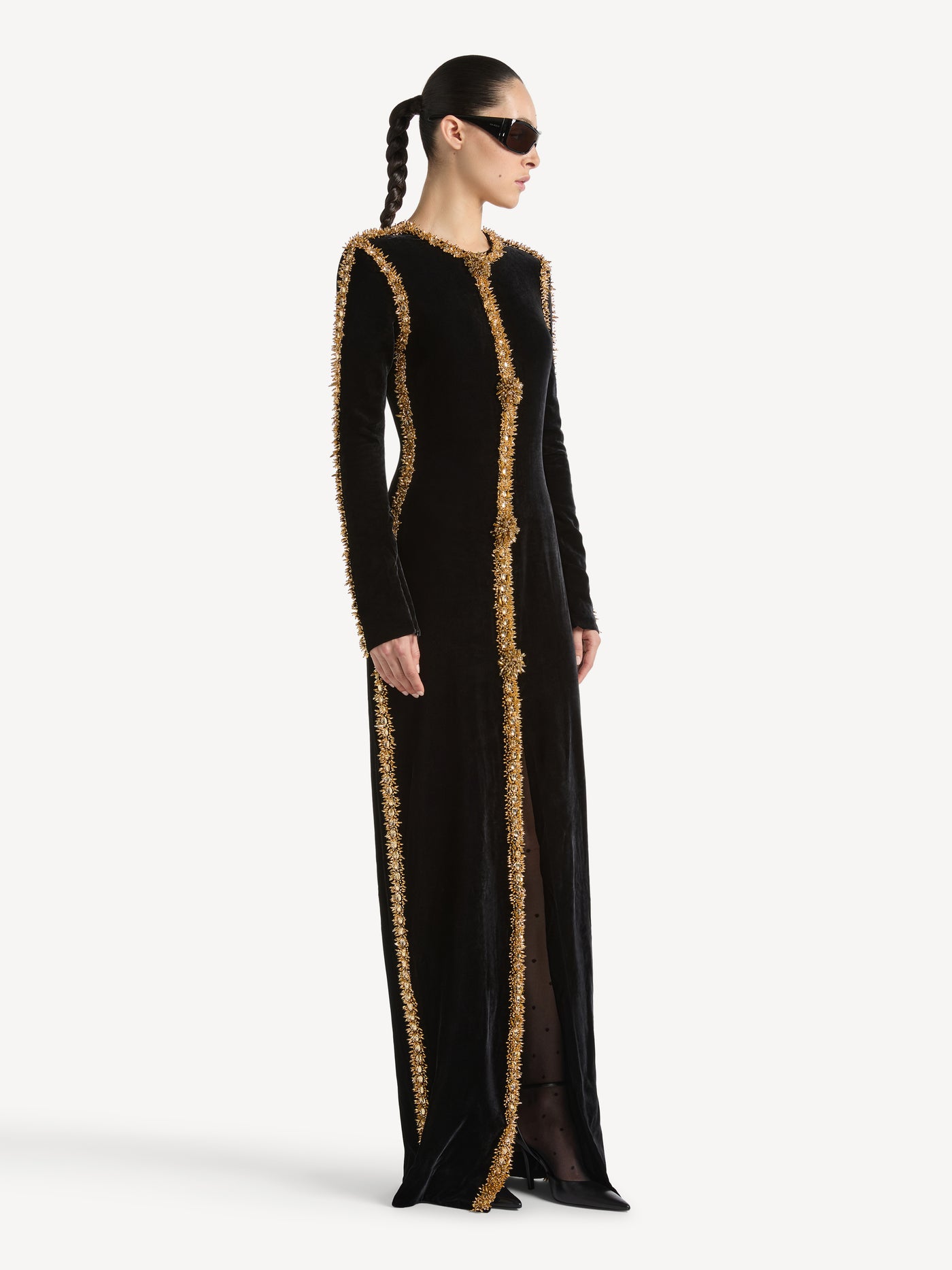 Vestido largo de terciopelo con pasamanería bordada