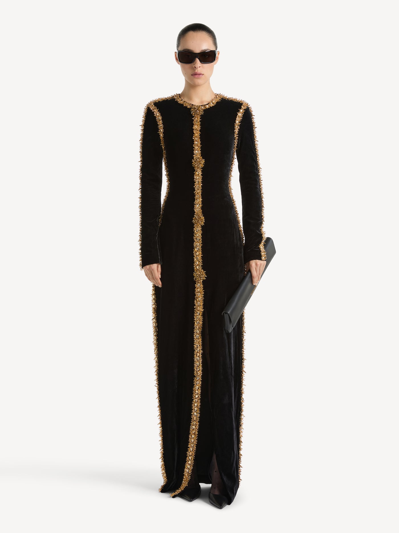 Langes Samtkleid mit Borte