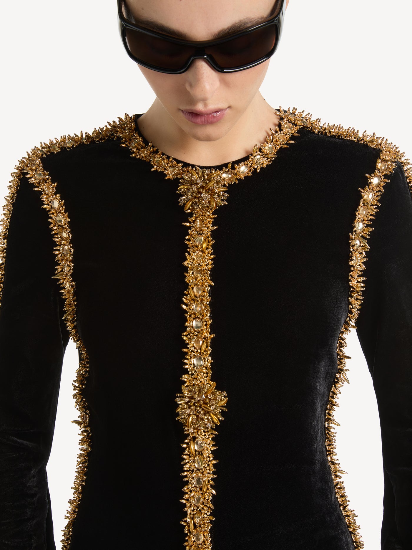 Langes Samtkleid mit Borte