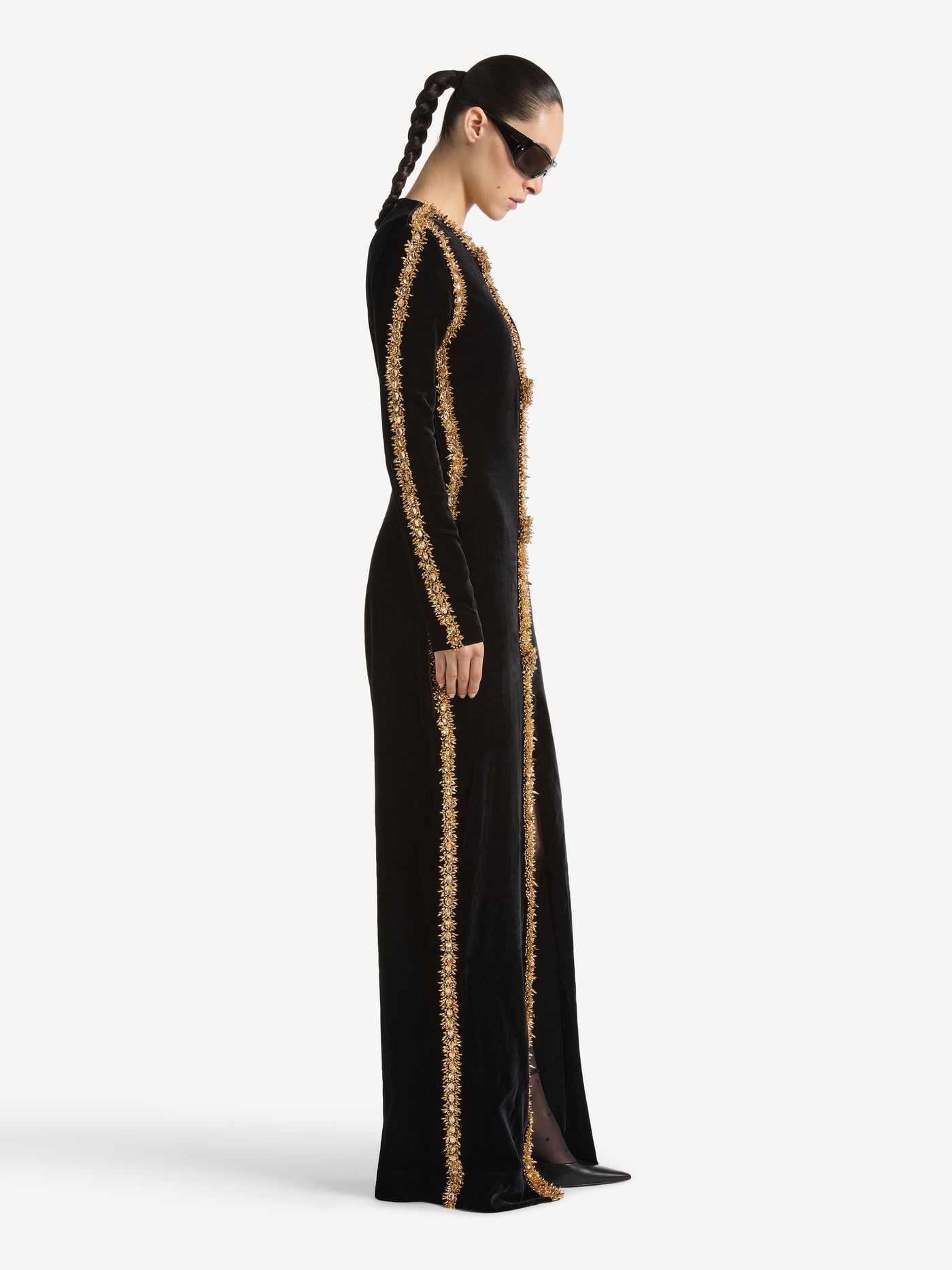 Langes Samtkleid mit Borte