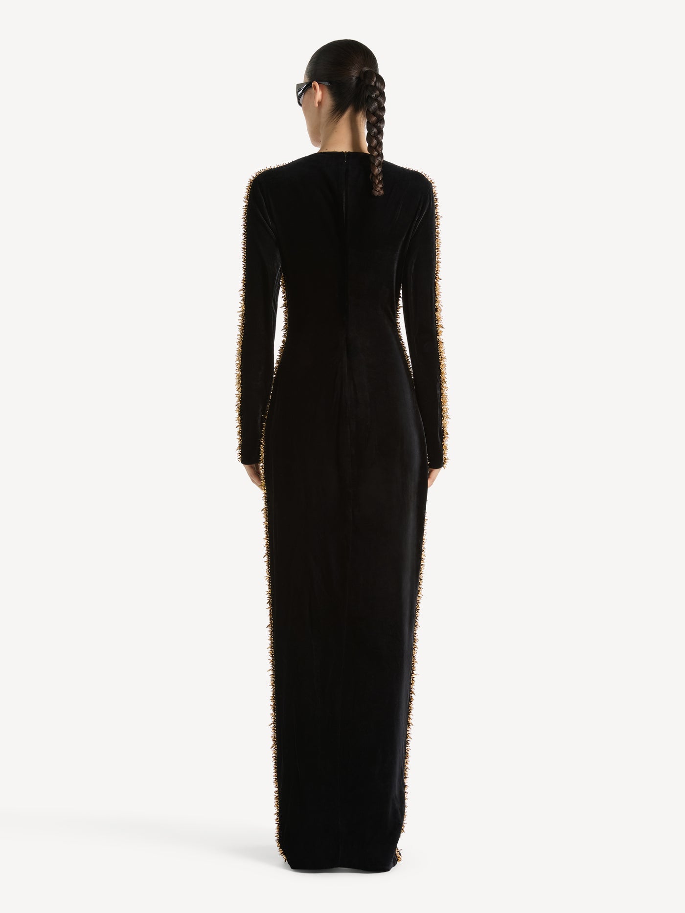 Langes Samtkleid mit Borte