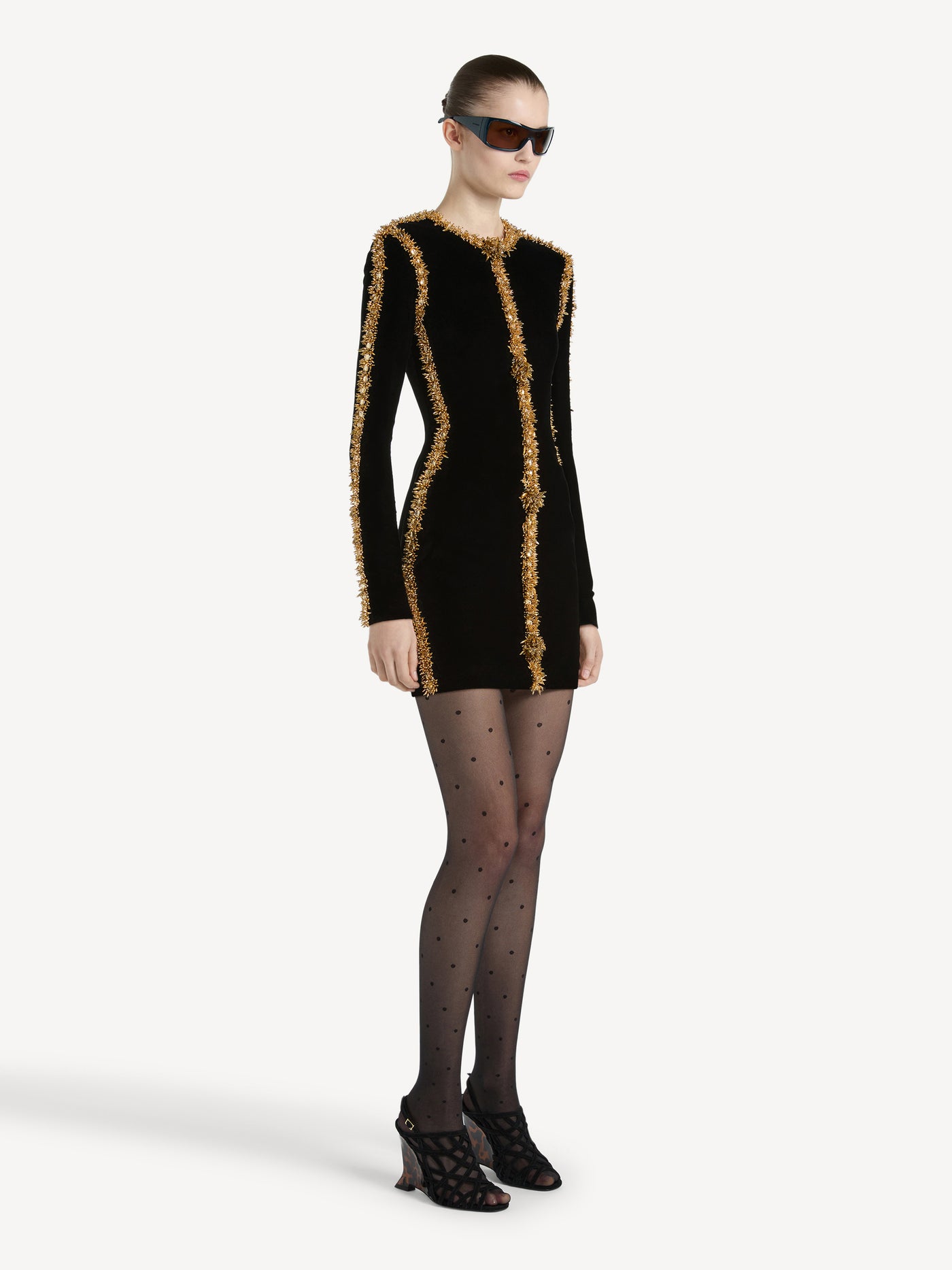 Vestido de terciopelo con pasamanería bordada
