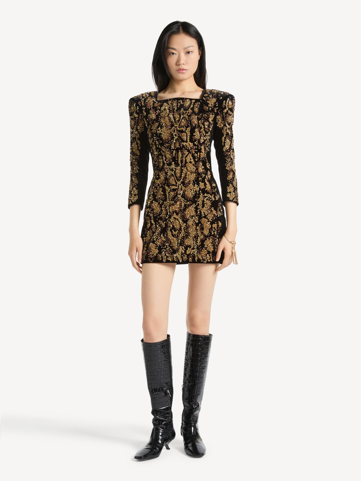 Samtkleid mit Python-Stickerei