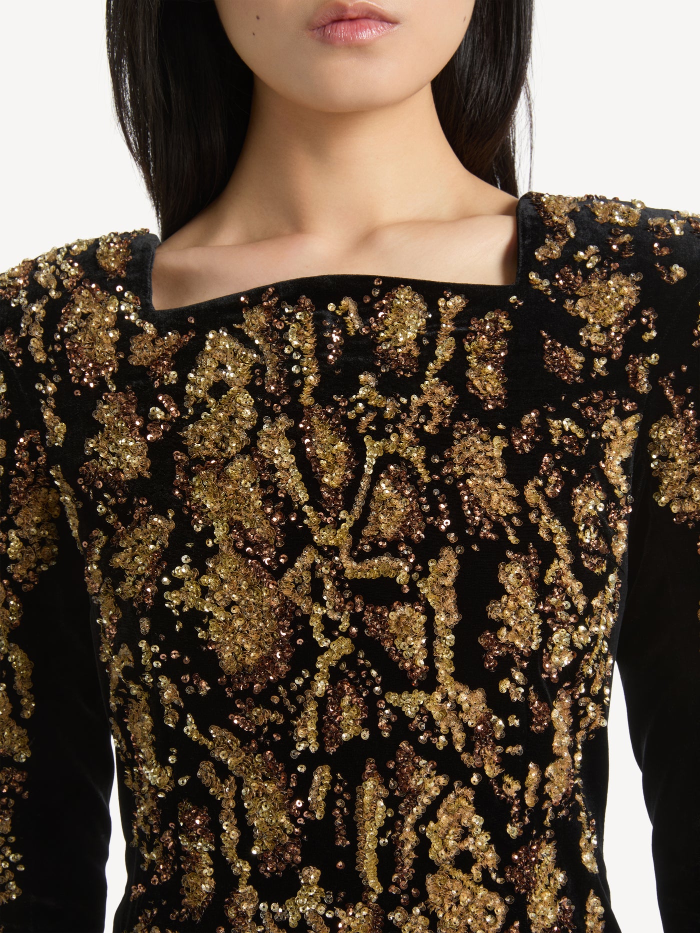 Samtkleid mit Python-Stickerei