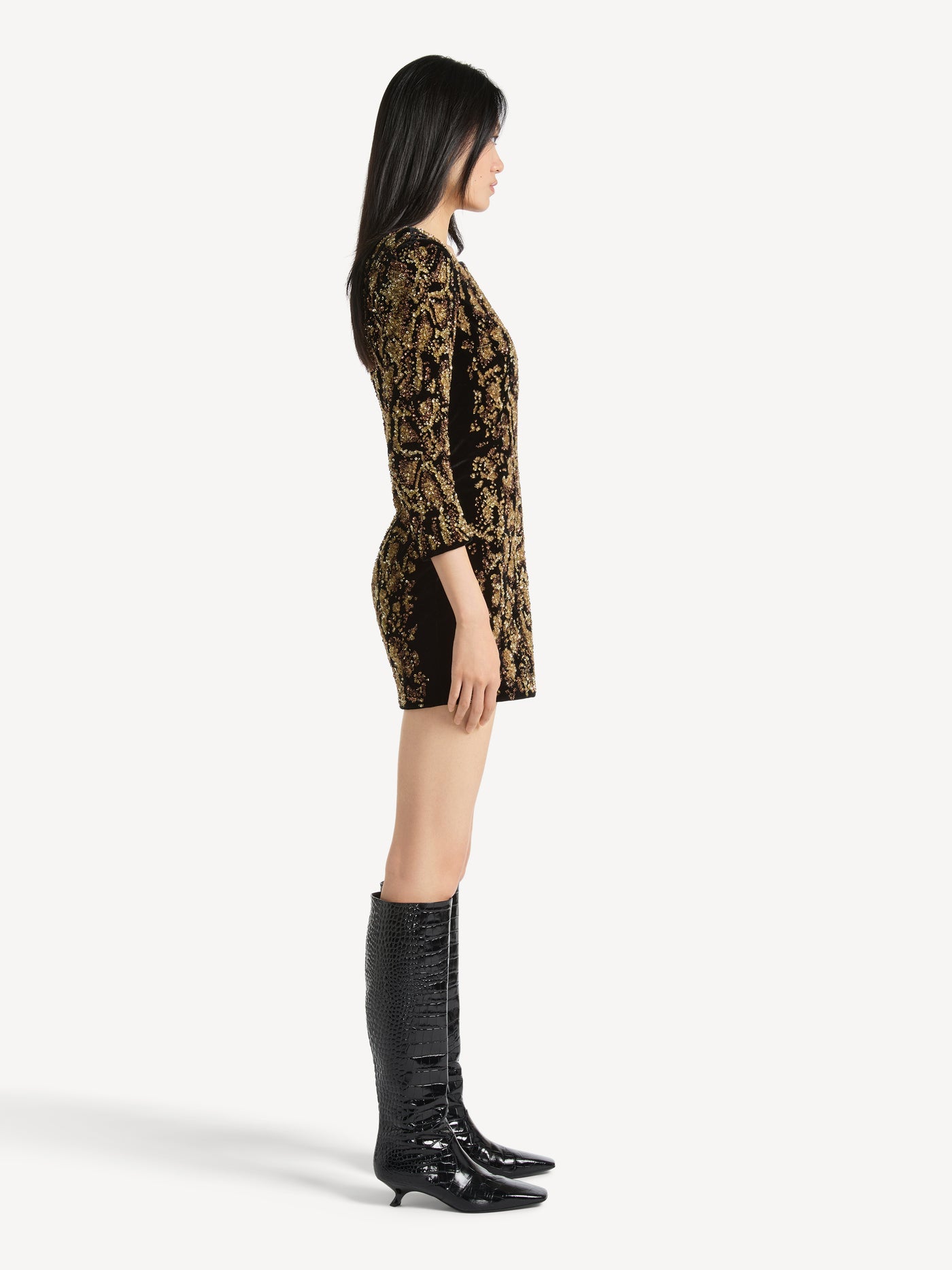 Samtkleid mit Python-Stickerei