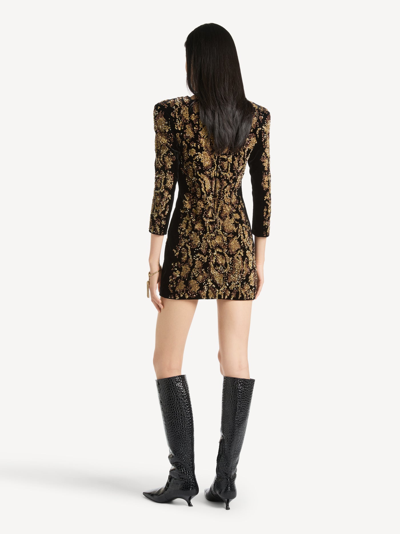 Samtkleid mit Python-Stickerei