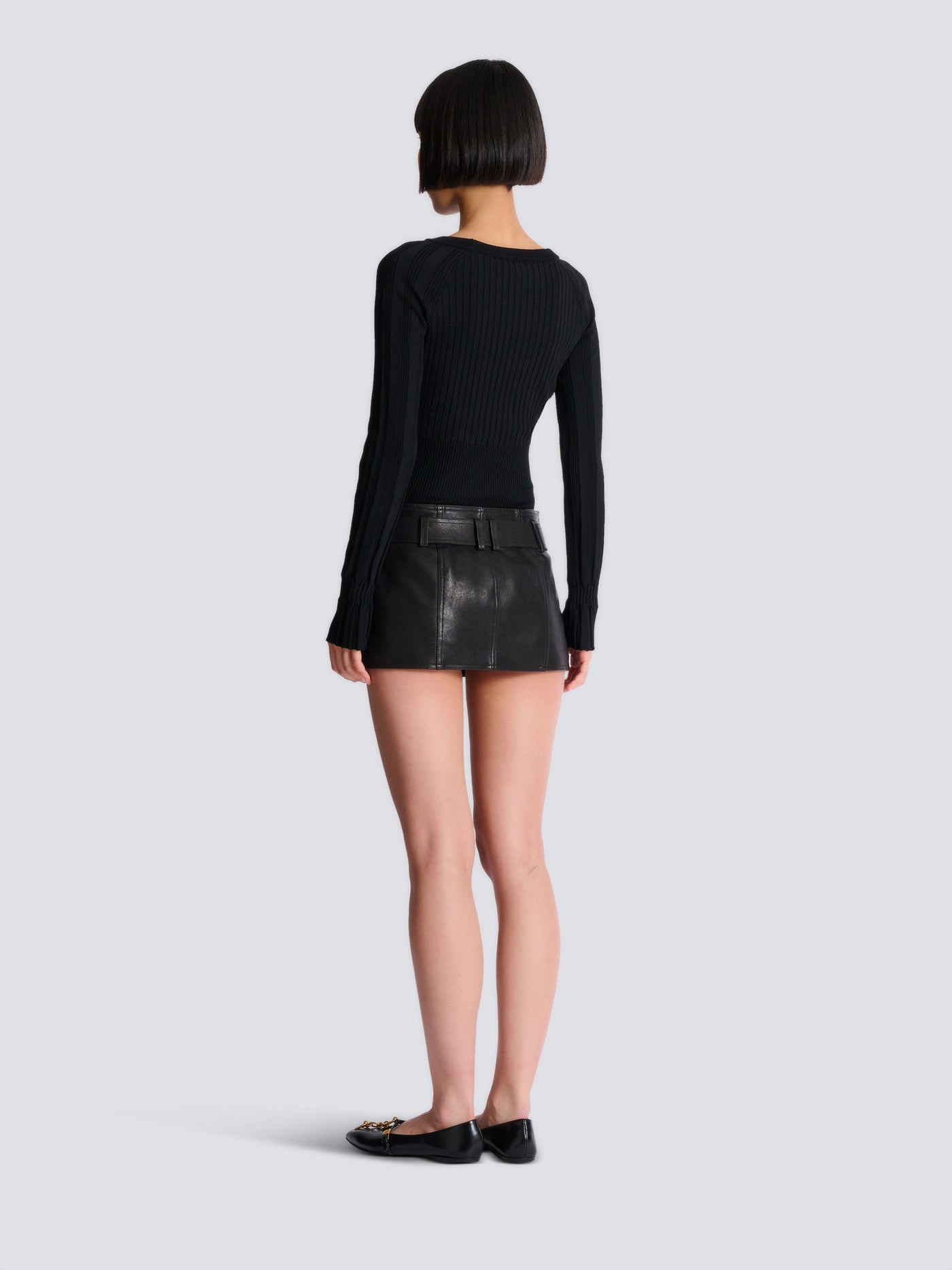 Jupe courte en cuir avec ceinture