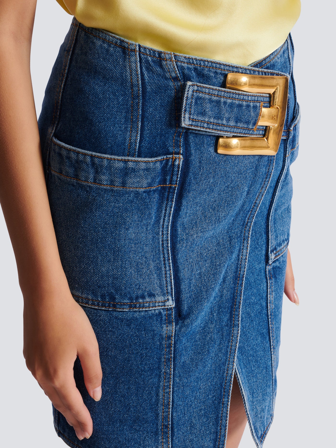 Jupe courte en denim avec ceinture
