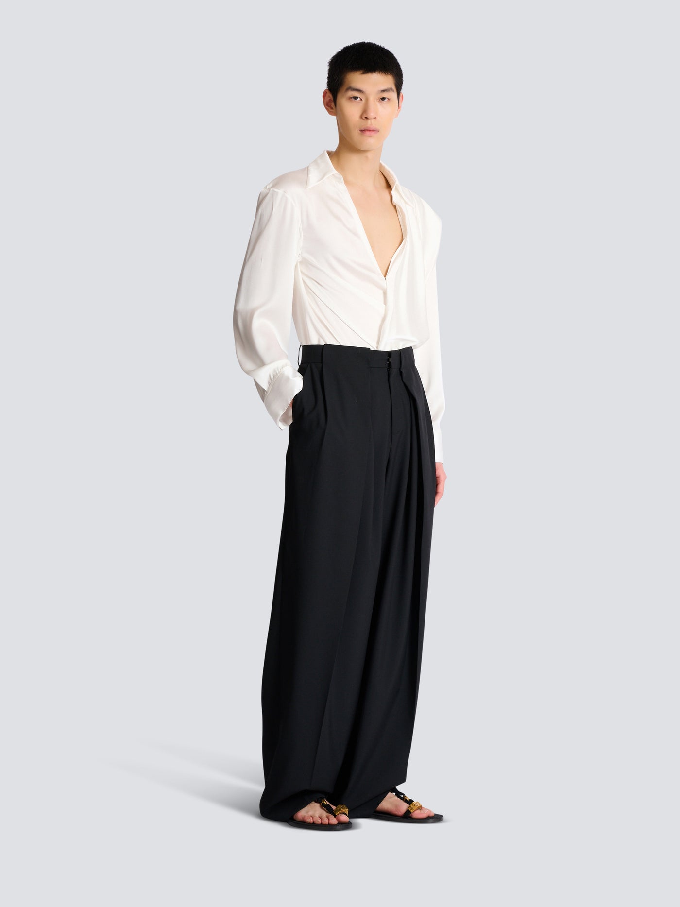 Pantalon à larges plis plats en sergé de laine
