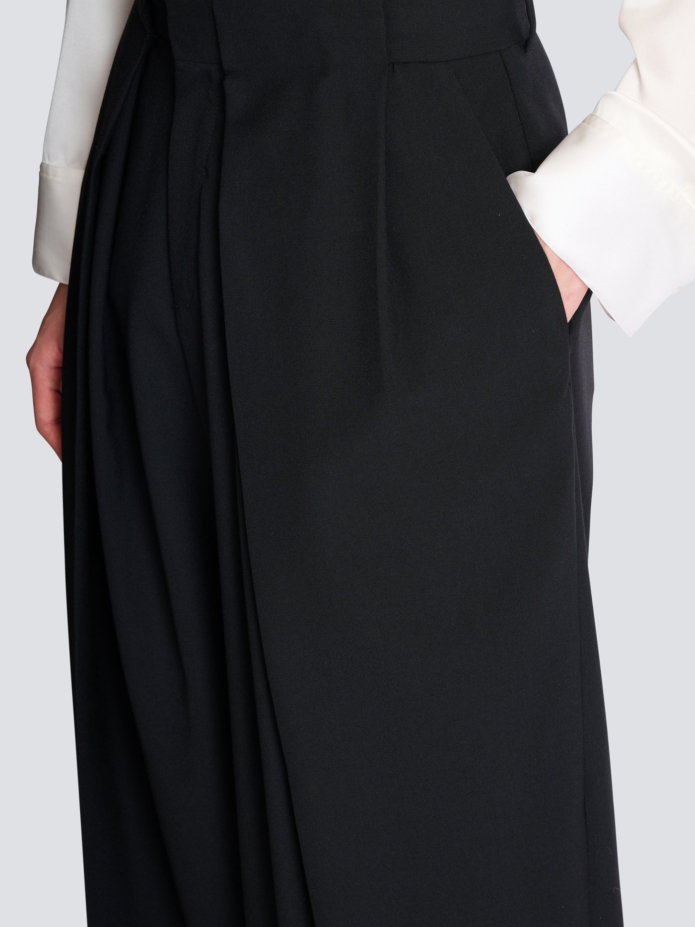 Pantalon à larges plis plats en sergé de laine