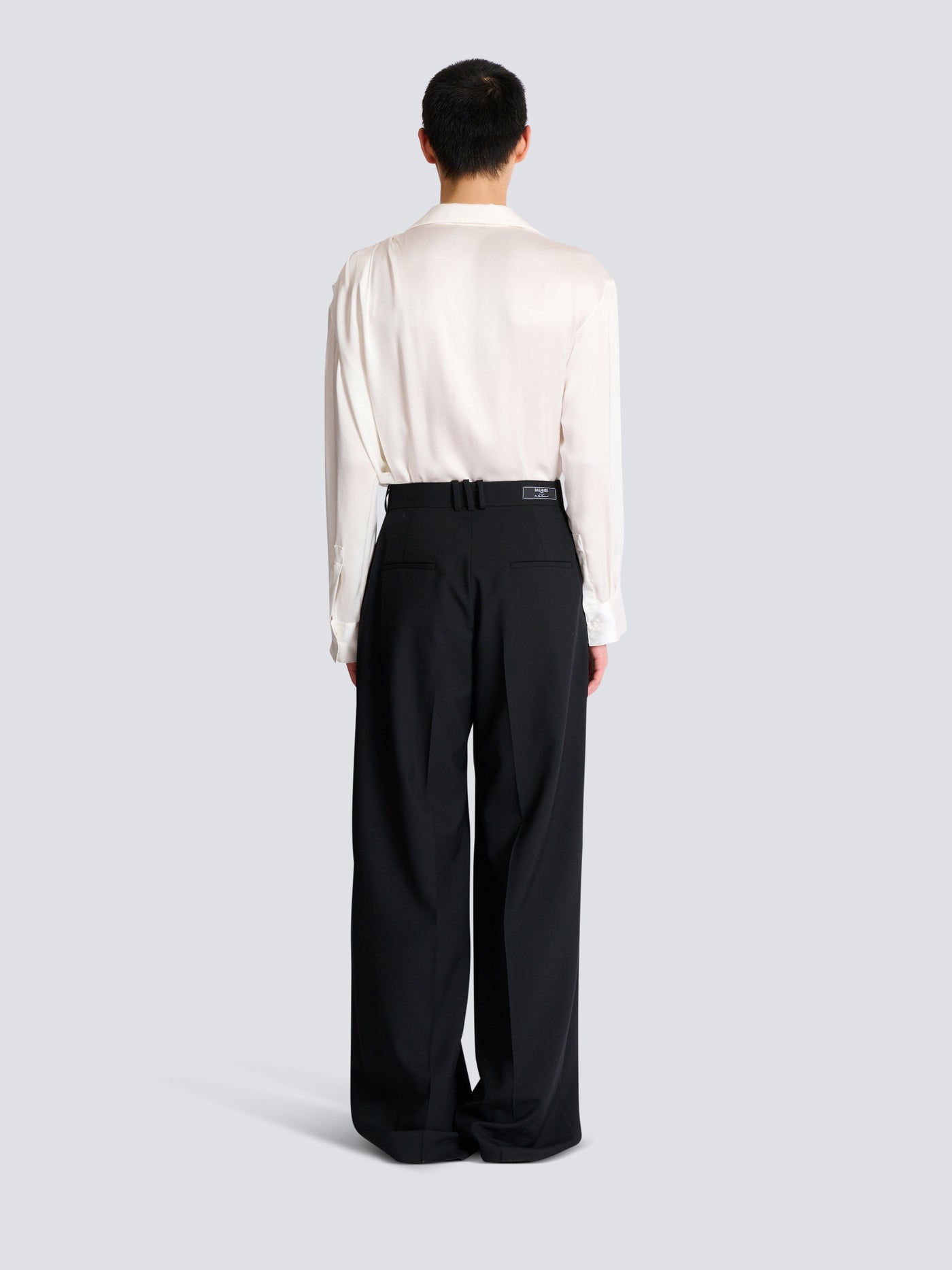 Pantalon à larges plis plats en sergé de laine