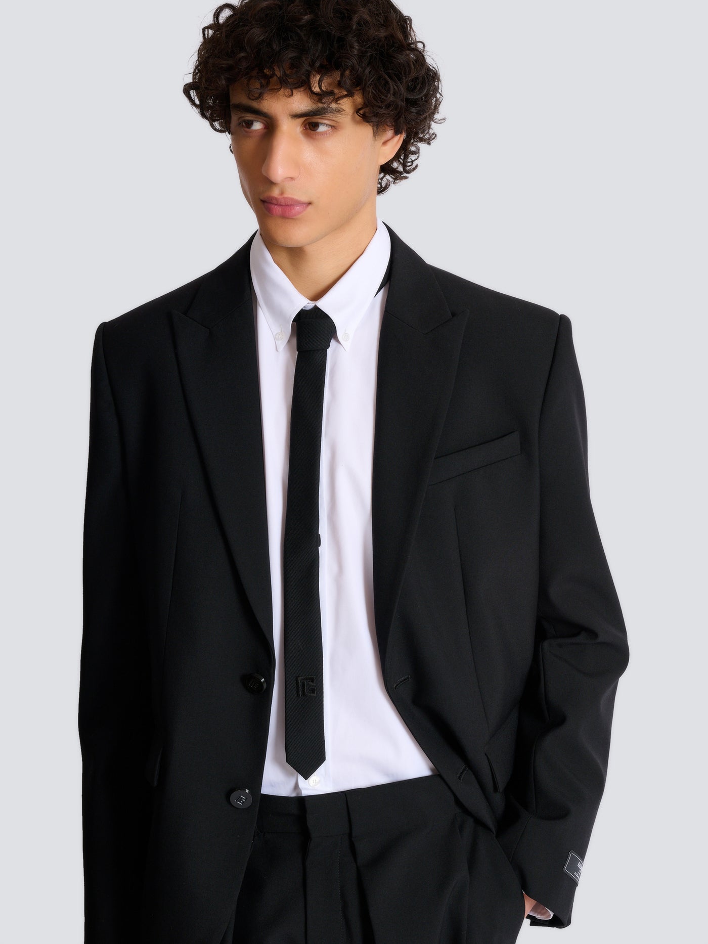 Cravate fine en laine avec broderie PB