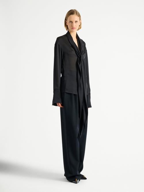 Chemise en soie à col noué
