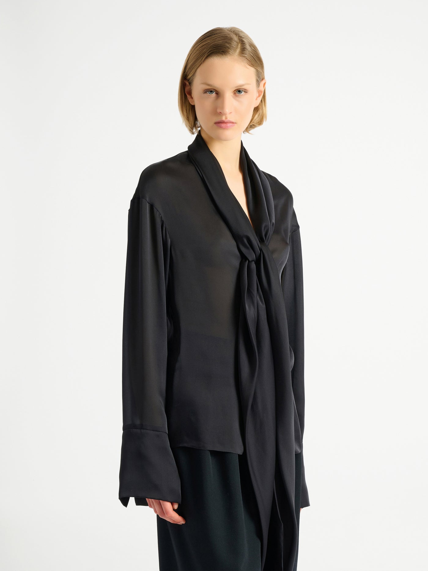 Chemise en soie à col noué
