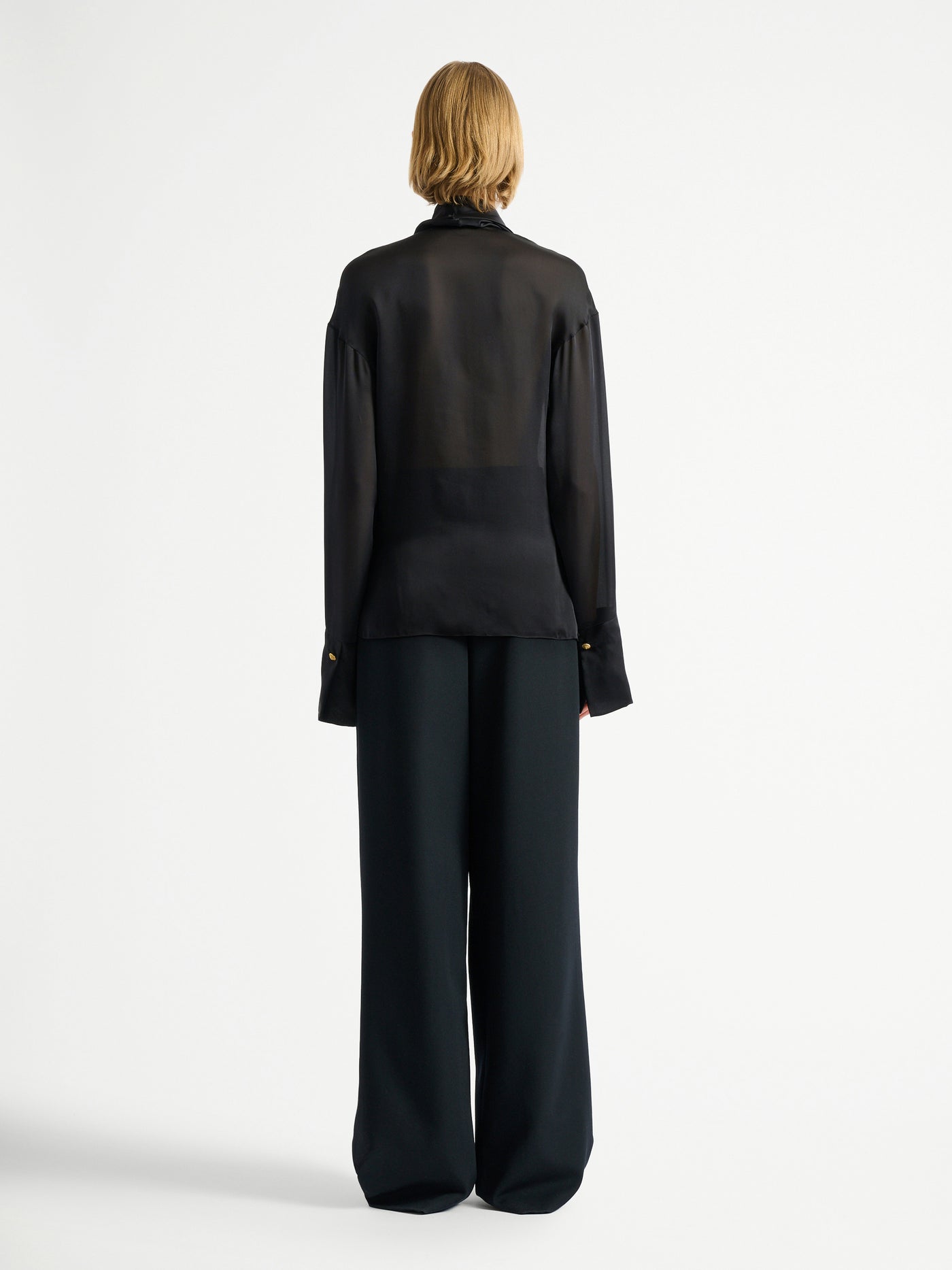 Chemise en soie à col noué
