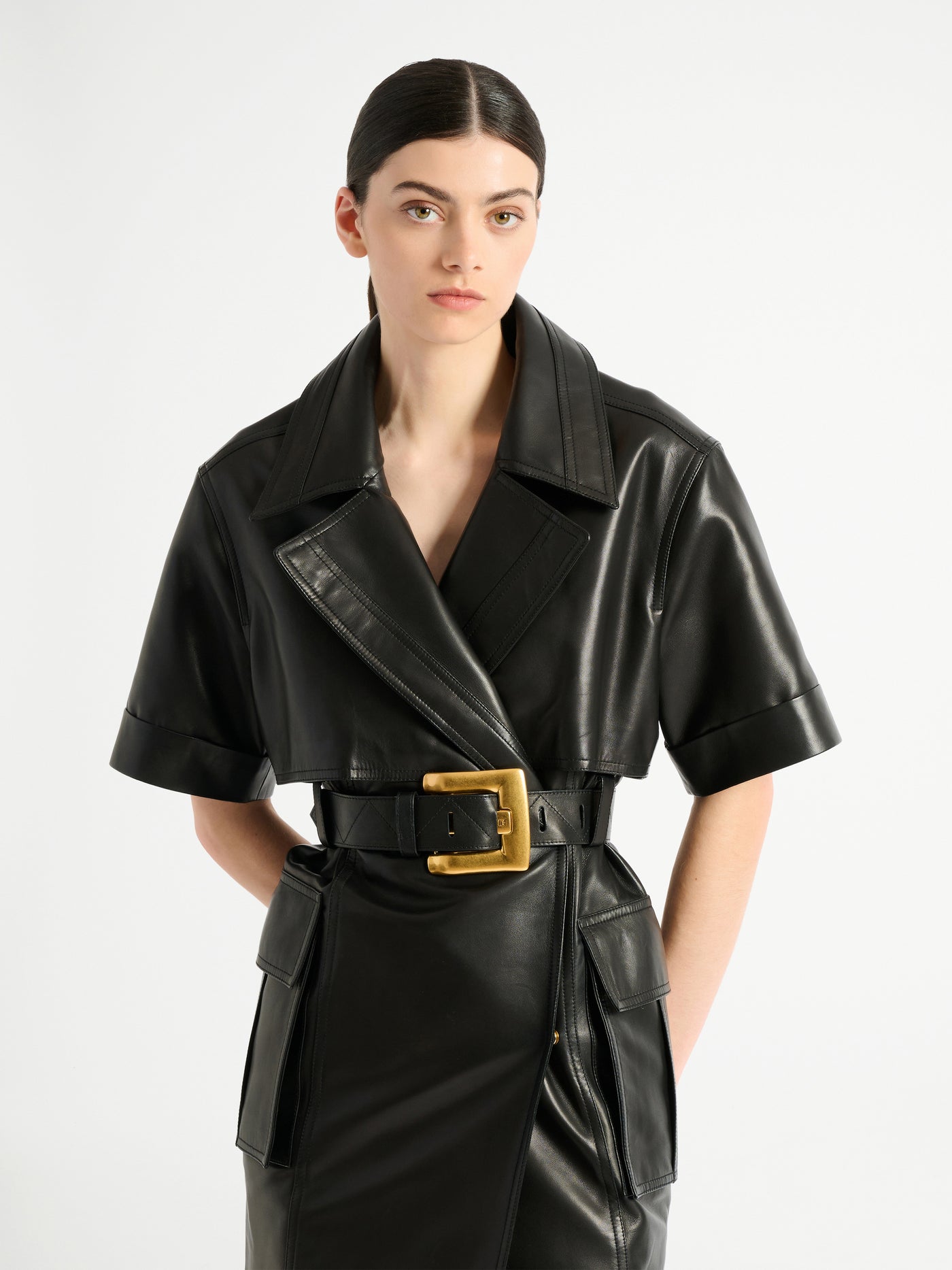 Vestido con cinturón de piel de cordero