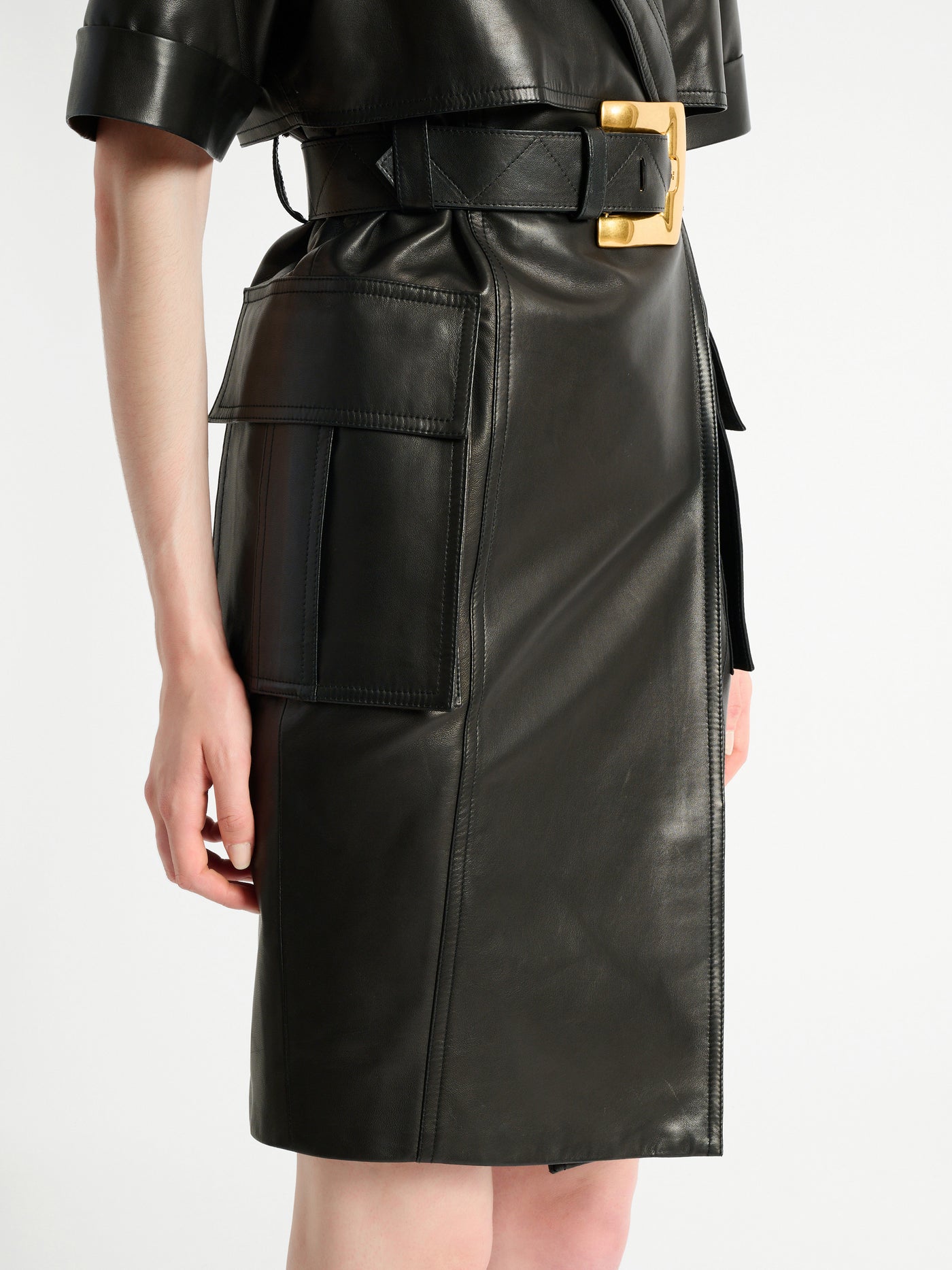 Vestido con cinturón de piel de cordero