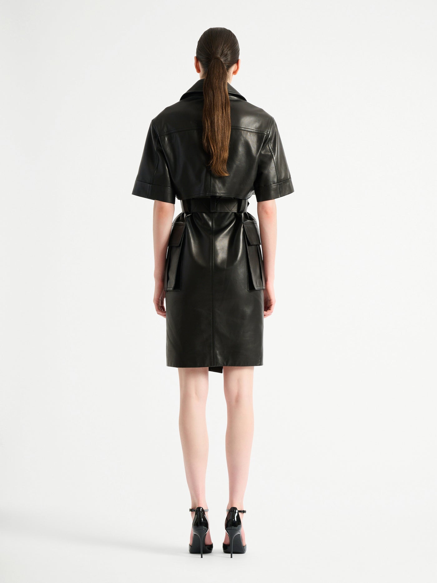 Vestido con cinturón de piel de cordero