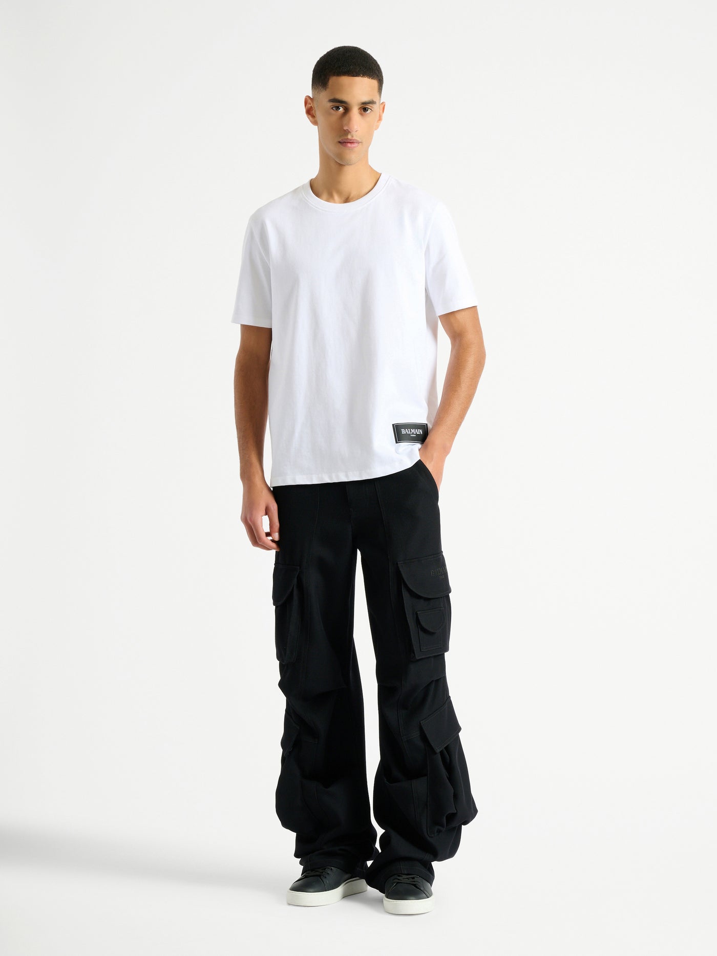 Pantalones tipo cargo de sarga de lana