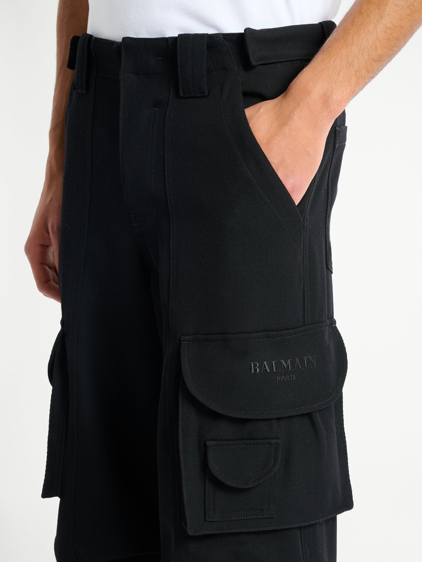 Pantalones tipo cargo de sarga de lana