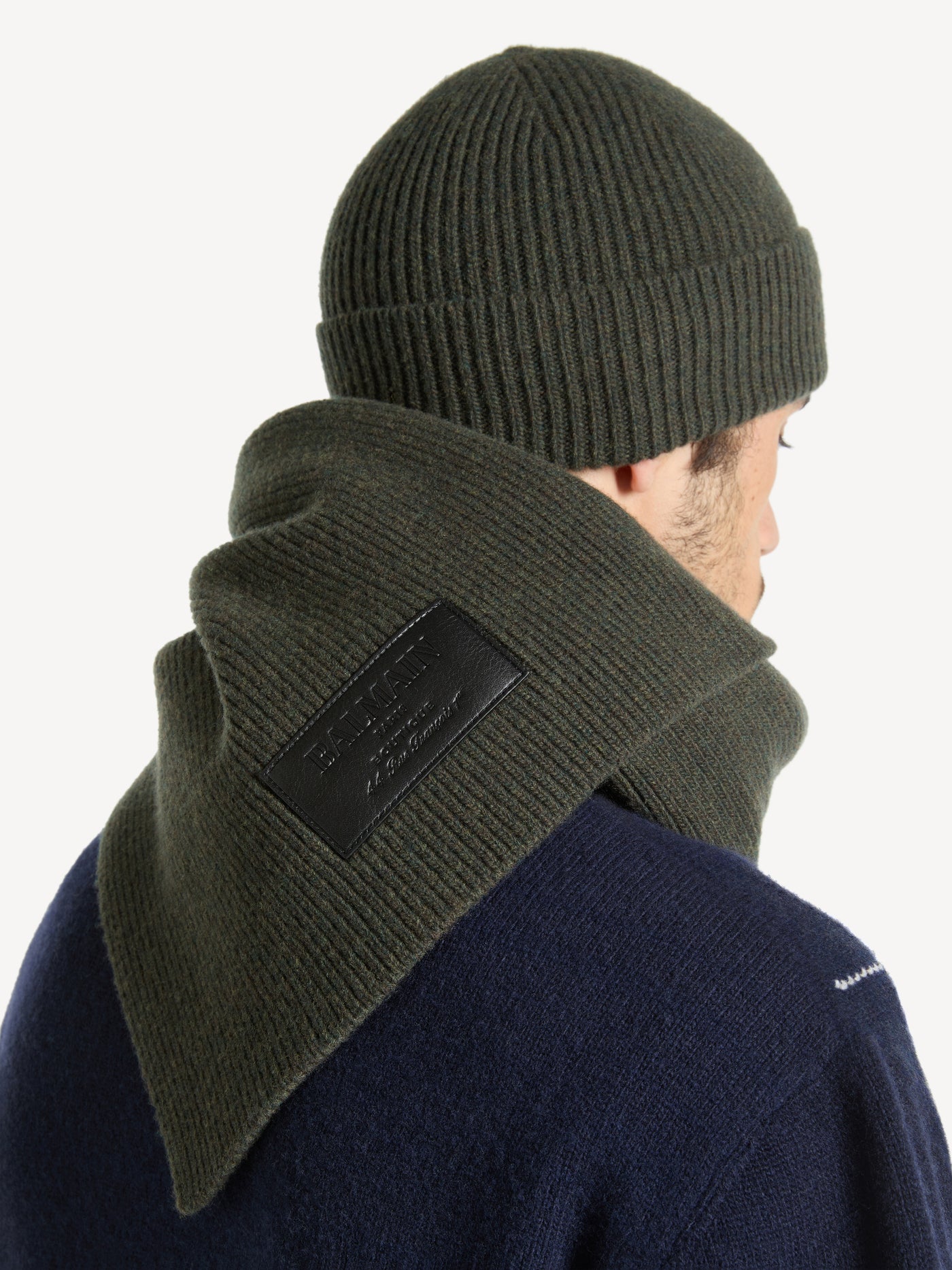 Wollschal mit Balmain Vintage-Lederetikett