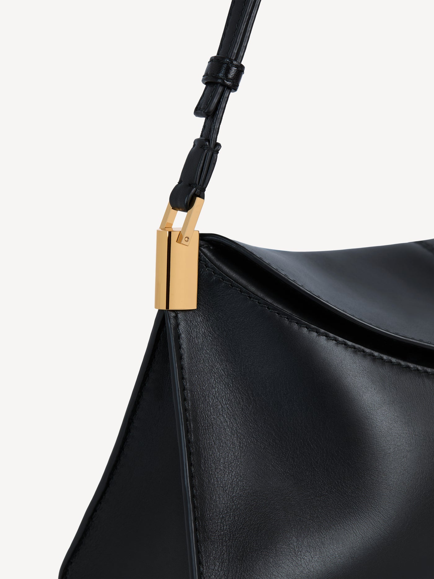 Mittelgroße Tasche 64-83 aus Glattleder