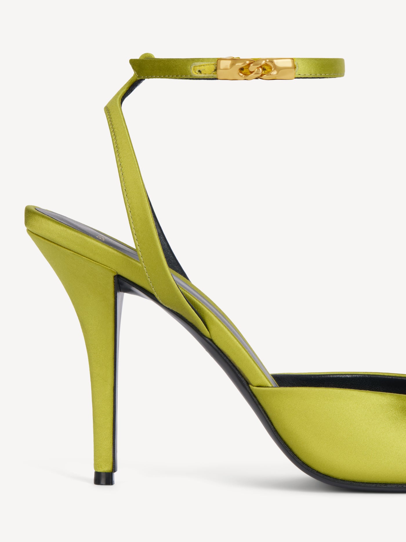 Zapatos de tacón con tiras de satén