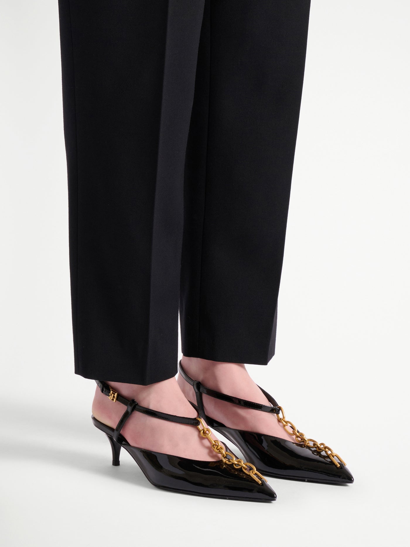 Zapatos de tacón Sync de charol con cadena