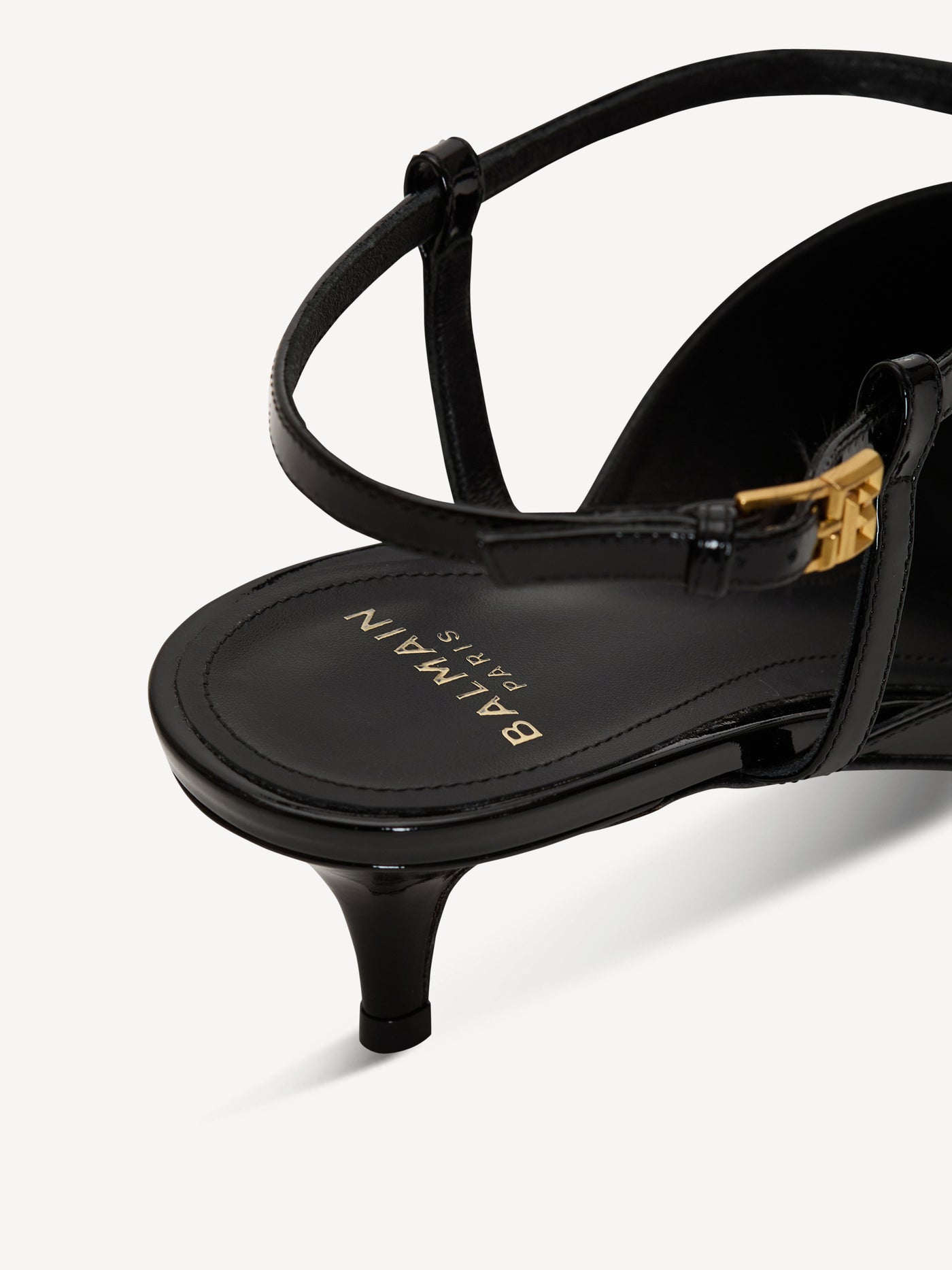 Slingback Sync con tacco in pelle verniciata con catena