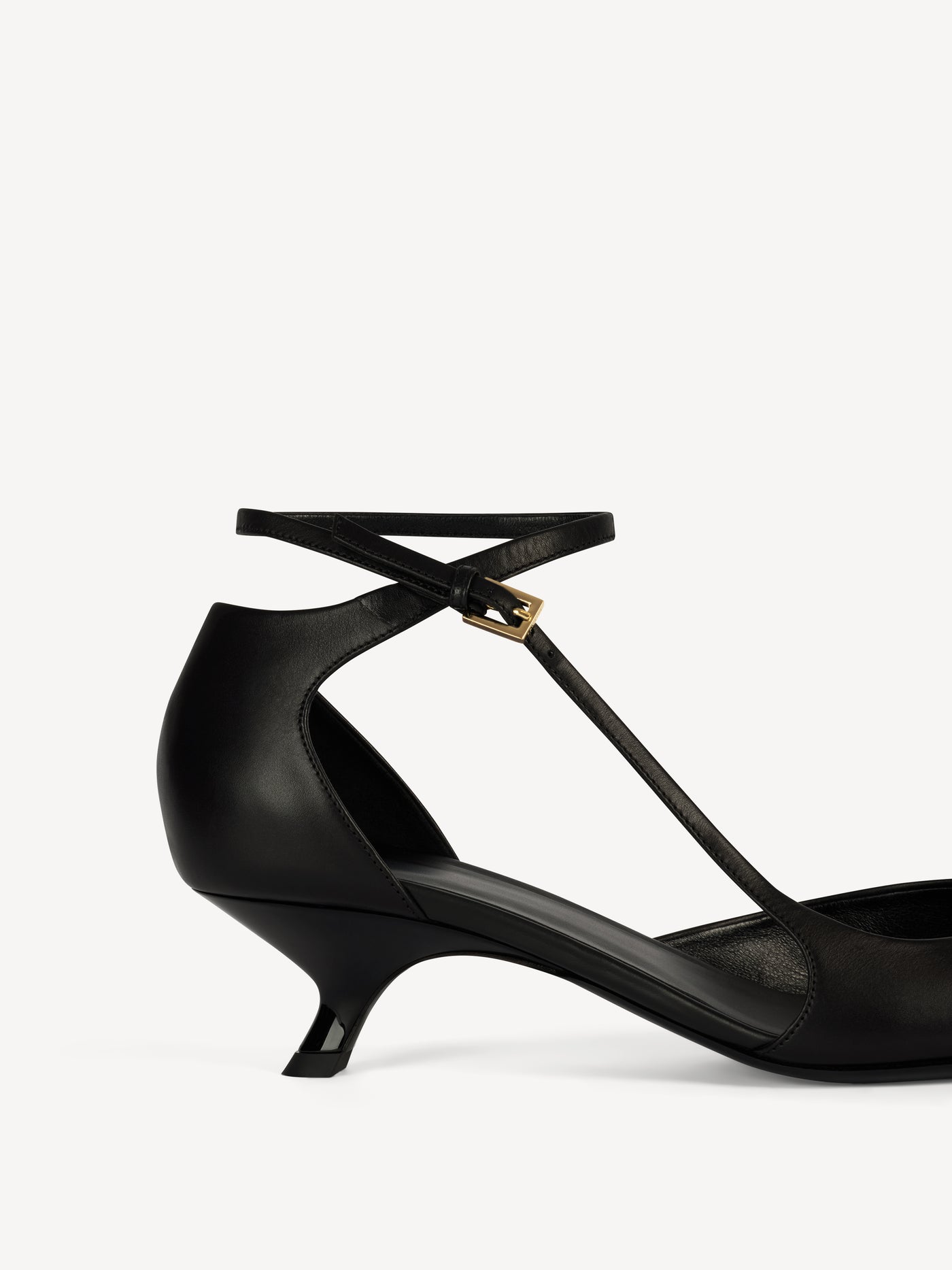 Smooth leather pumps with strap