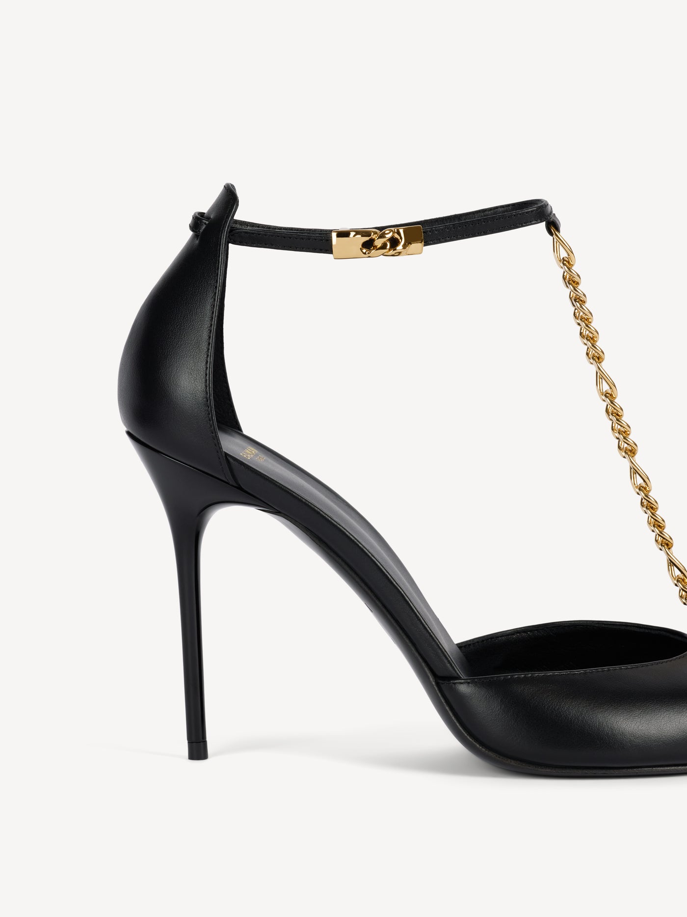 Smooth leather pumps with chain