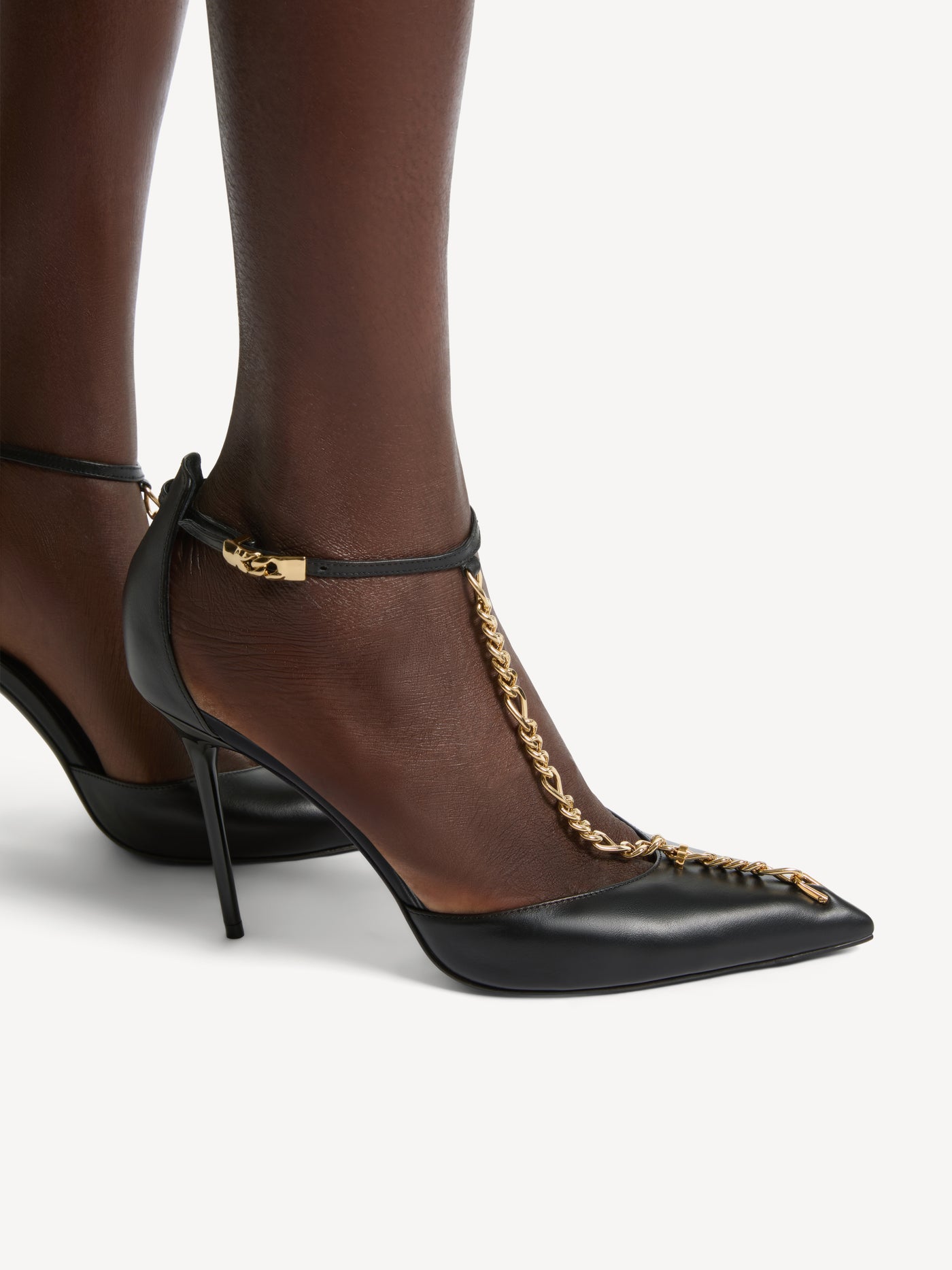 Smooth leather pumps with chain