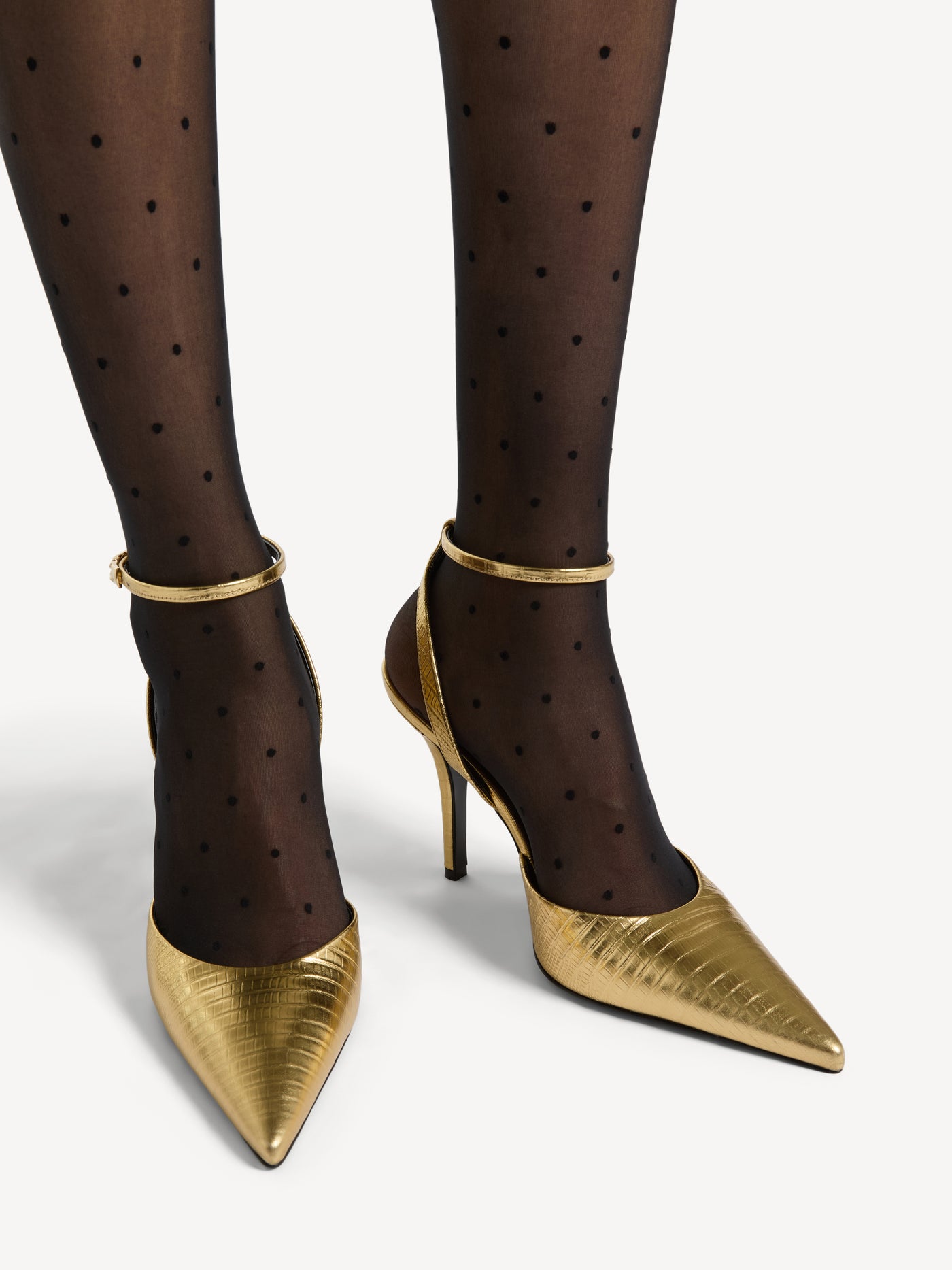 Zapatos de tacón con tiras de piel repujada metalizada