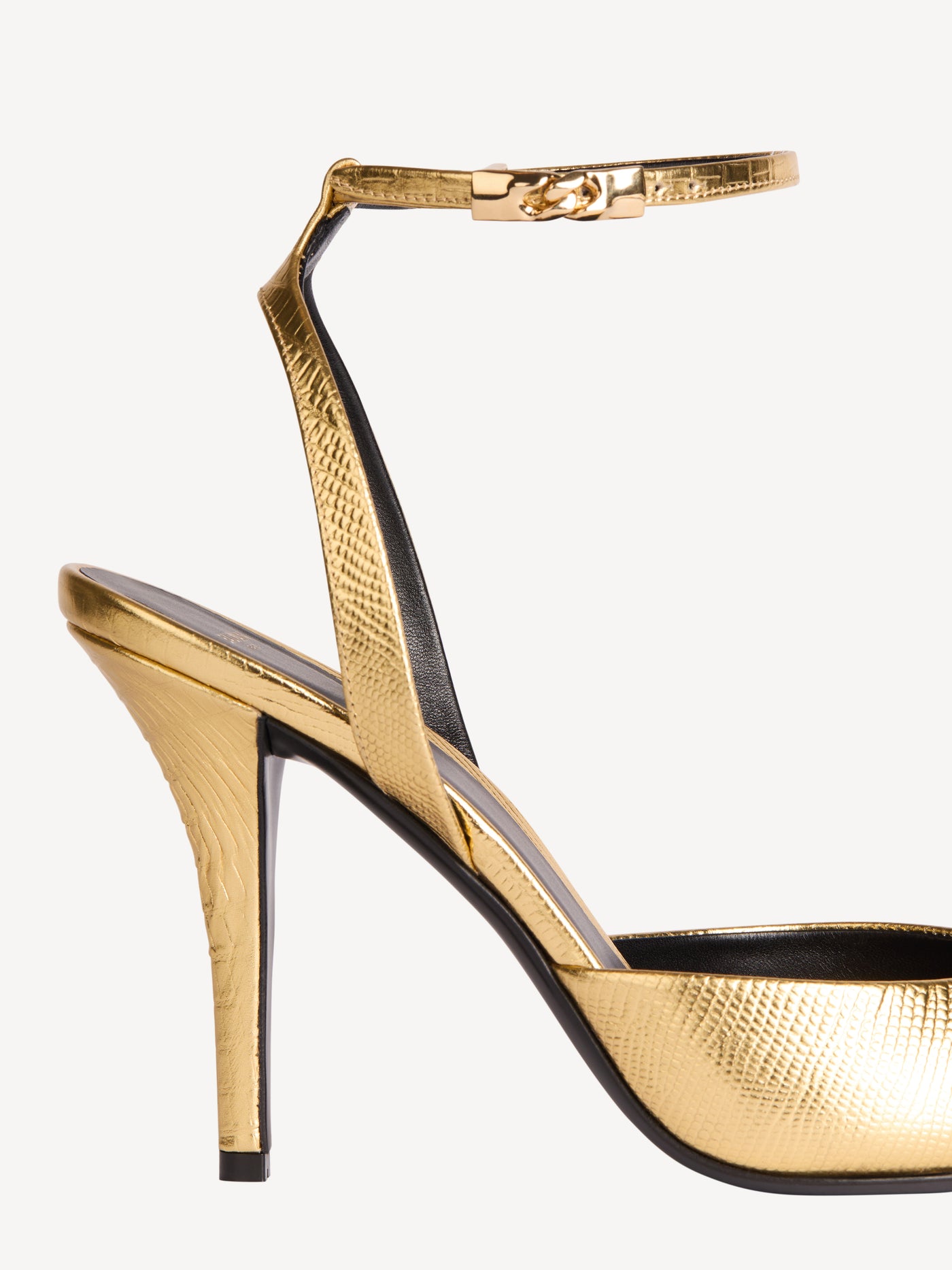 Zapatos de tacón con tiras de piel repujada metalizada