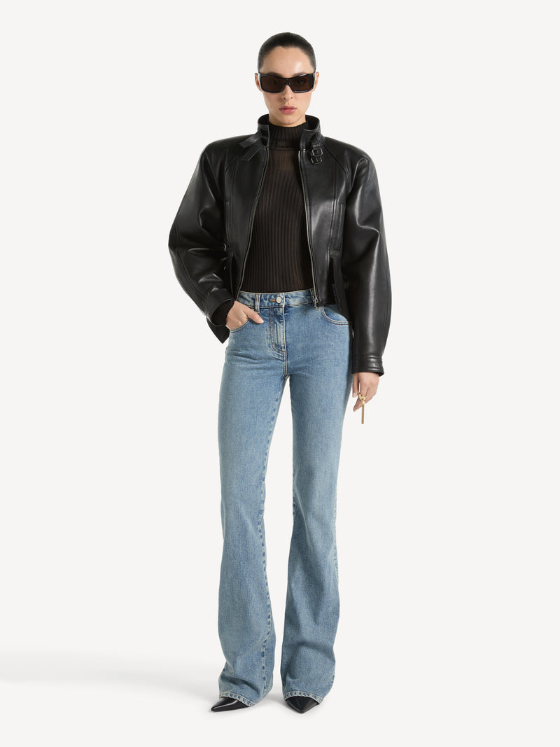Ausgestellte Jeans aus verwaschenem Denim