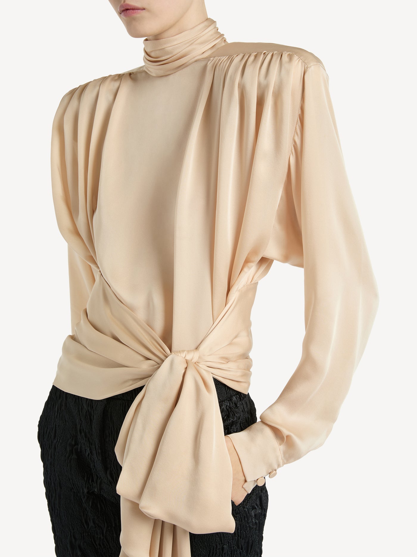 Blouse épaulée nouée en mousseline de soie