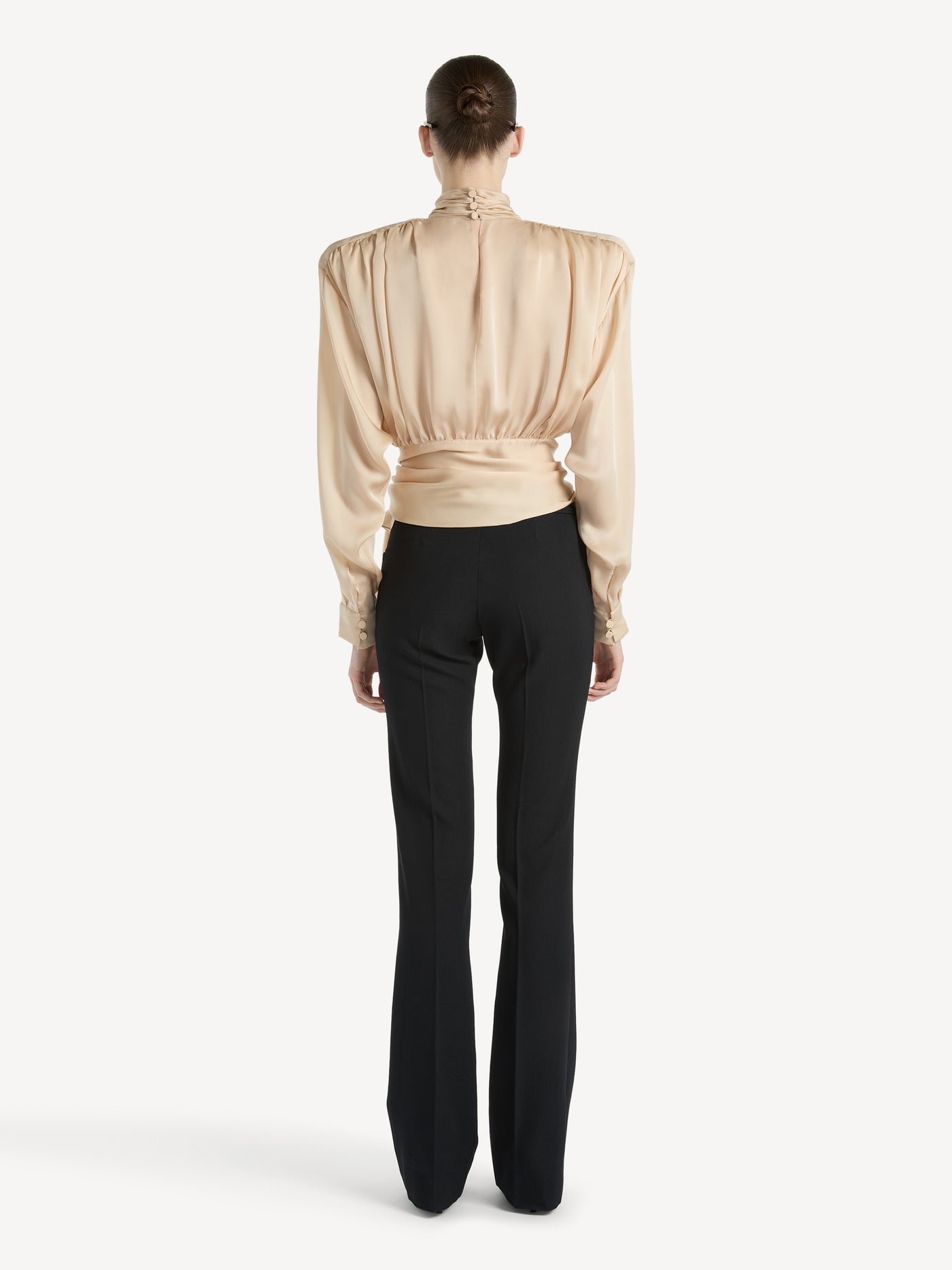 Blouse épaulée nouée en mousseline de soie