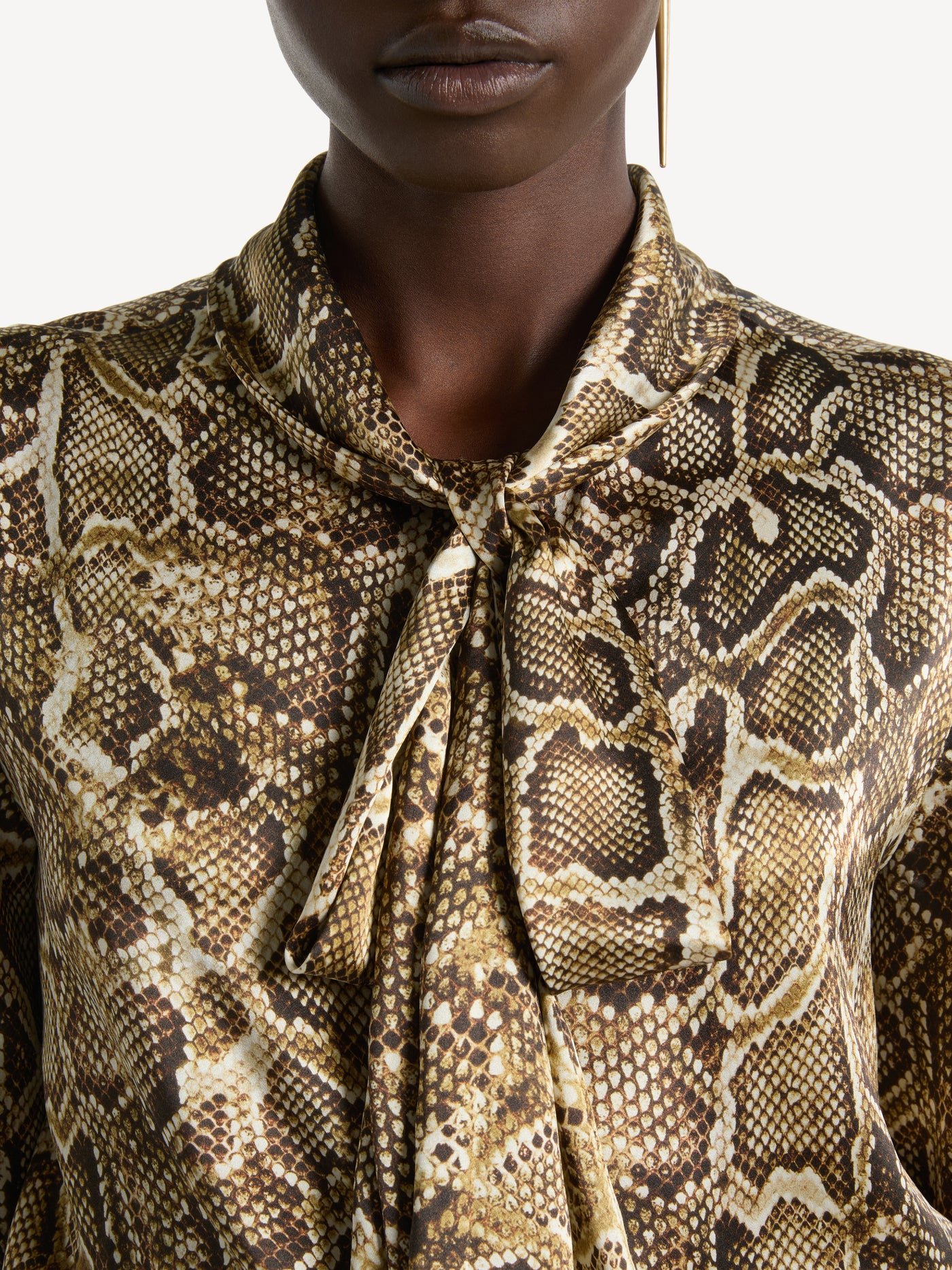 Blouse nouée en satin imprimé