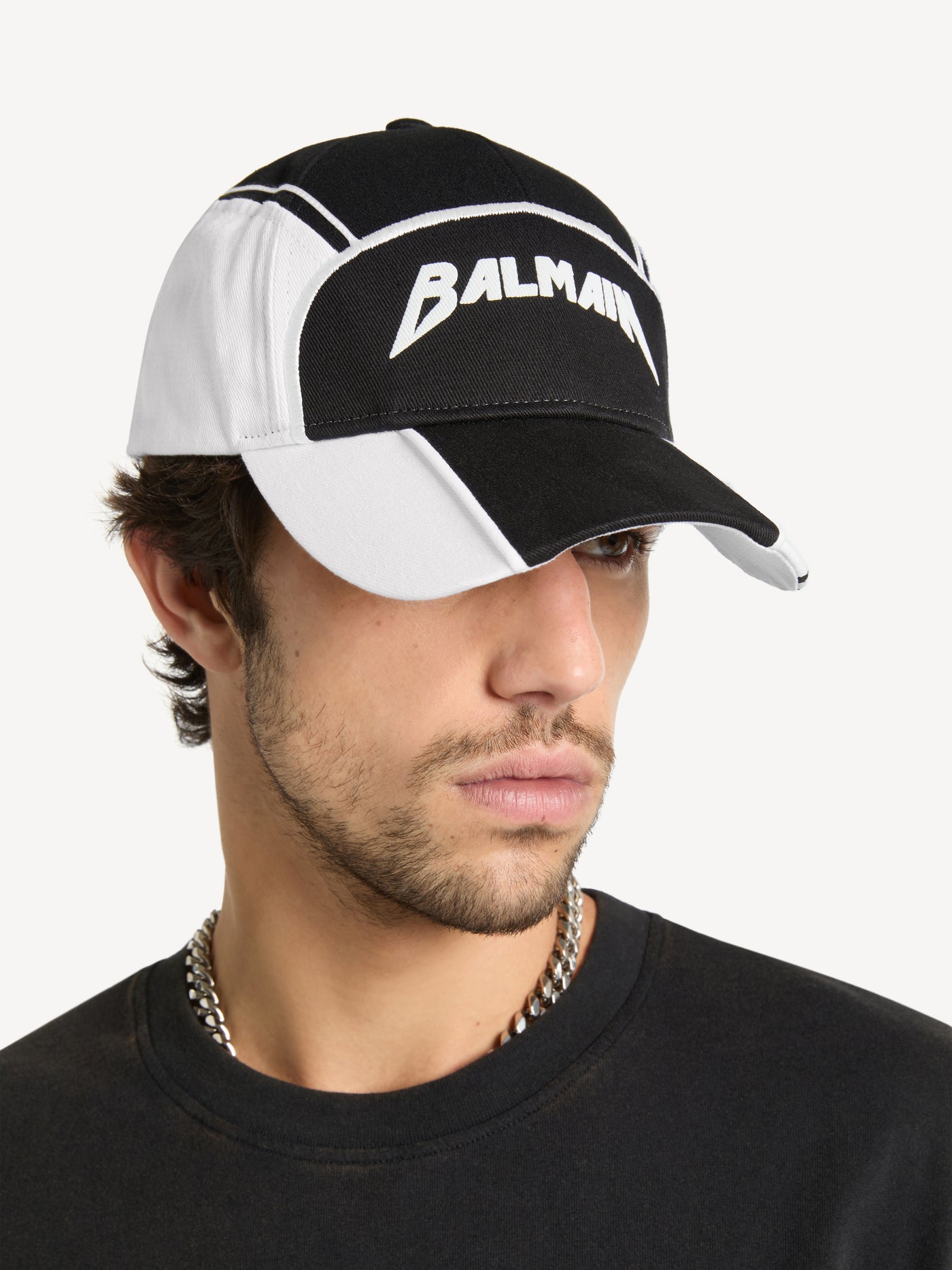 Kappe mit Balmain Band-Stickerei