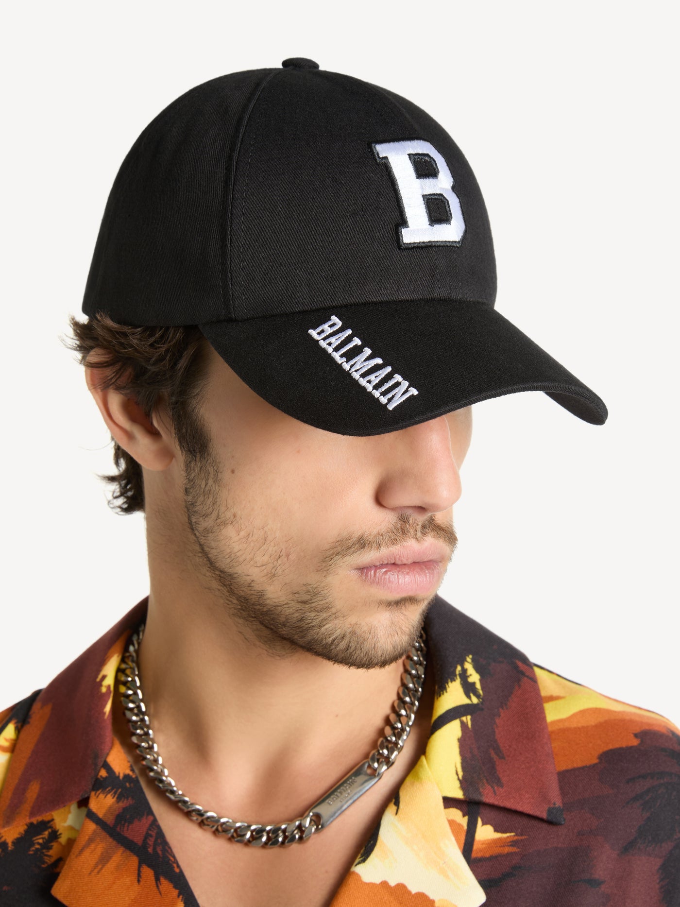 Kappe mit B-Stickerei